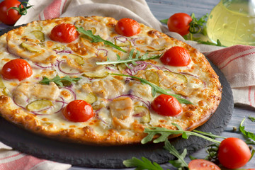 pizza with chicken and tomatoes