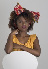 Mujer guapa afro 