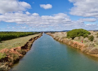 blauer Fluss in der Naehe von Albufeira in Portugal mit blauem Himmel