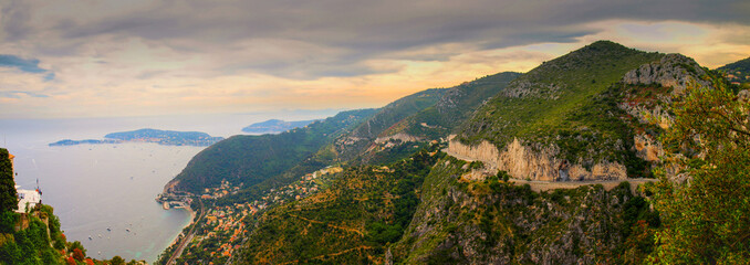 Vue panoramique sur la ligne côtière de la Côte d& 39 Azur et la mer Méditerranée