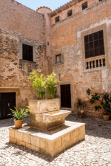 Fototapeta na wymiar Historischer Brunnen in Santanyi / Mallorca