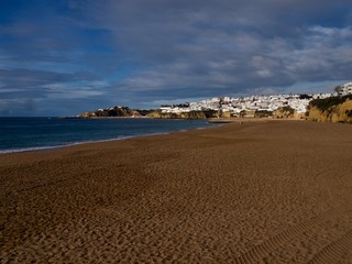 Panorama von Albufeira in Portugal mit Sandstrand und Meer