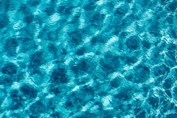Wasseroberfläche im Pool