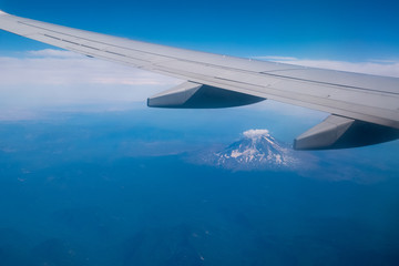 Obraz premium airplane wing over mountain