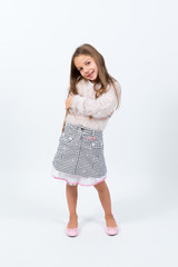 Bambina castana in posa da piccola diva