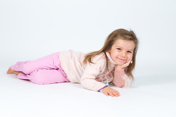 Fototapeta premium Bambina bionda sorridente in posa da piccola diva