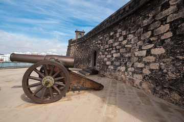 Obraz premium Ancient cannon and fortress in Arrecife city, Lanzarote, Canary islands, Spain.