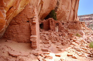 Ancient Anizasi fortress ruins on cliff side in the Bears Ears wilderness in Southern Utah.