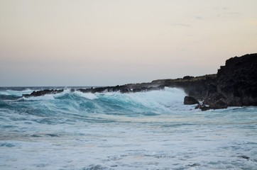 Fototapeta premium Green and blue tide black rock