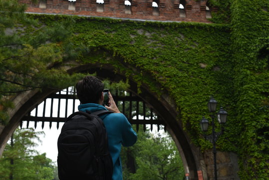 Man turist photograph a historical building in budapesht