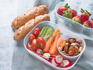 School healthy lunch box © bit24
