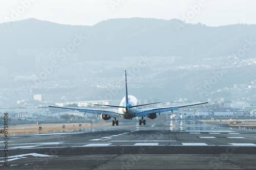 飛行機と滑走路 Wall Mural Wallpaper Murals Wallsheaven Beeboys