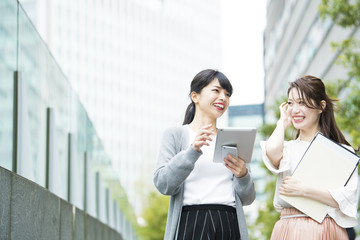 オフィス街を歩く女性社員たち