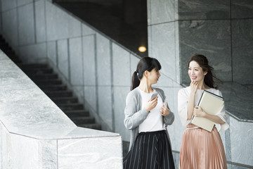 オフィス街を歩いている女性社員たち