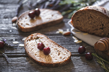 Pain Complet et Cerises pour le Petit Déjeuner