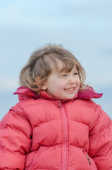 belle enfant dans un blouson rose