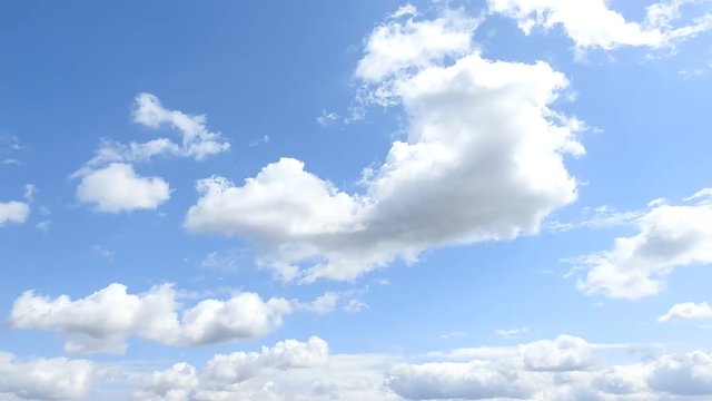 雨上がりの空。大きな雲が煙をはくように見えますね。タイムラプス動画