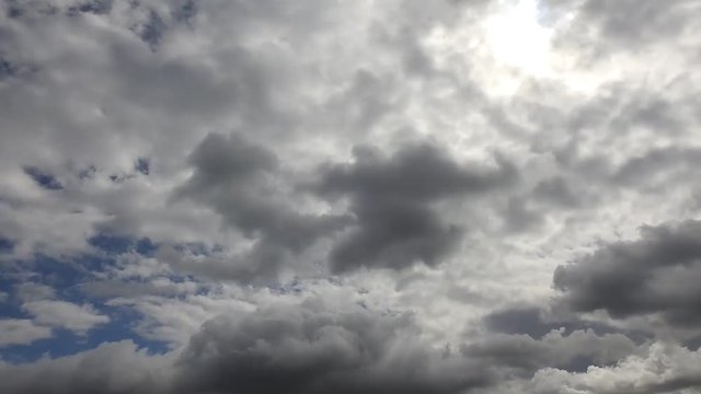 雨上がりの空。太陽も顔を覗かせ、雲も光でキラキラしてきます。タイムラプス動画