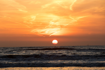 Obraz premium Scenic View Of Sea Against Orange Sky