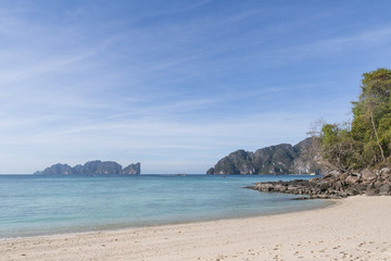 Fototapeta premium beautiful scenic view of clear blue sky and coastline, phi phi islands
