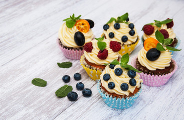 Cupcakes with fresh berries