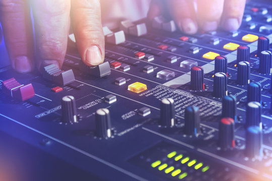 Audio console and adjusting knobs