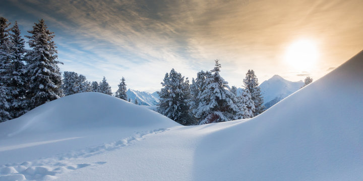 Bergsonne &uuml;ber Winterlandschaft als Panorama