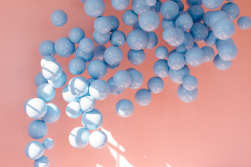 Blue balloons against the background of pink walls in the living room