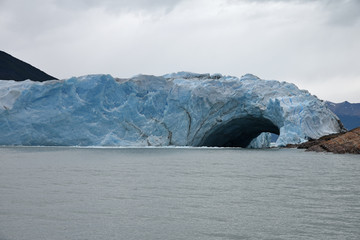 Arche de glace bleue du Perito Moreno en Patagonie, Argentine