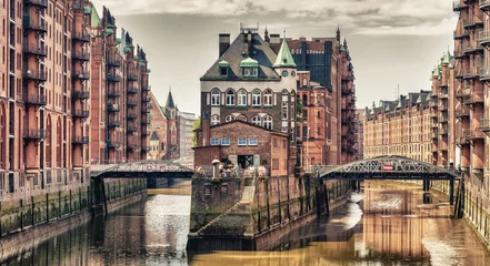 HAMBURG, DEUTSCHLAND - 20. JULI 2016: Berühmtes Wasserschloss in der Speicherstadt. Hamburg zieht jährlich 10 Millionen Menschen an © jovannig