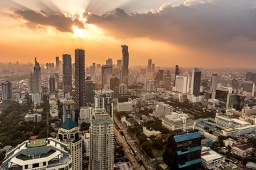 Naklejka premium Bangkok im Abendlicht