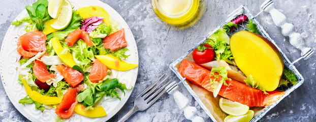 lettuce salad with fish