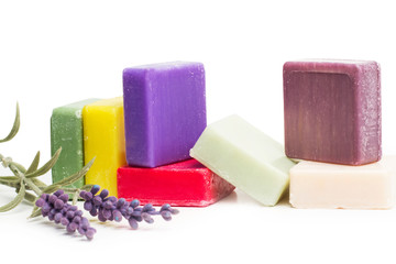 Jabones de colores artesanales  sobre fondo blanco aislado. Vista de frente