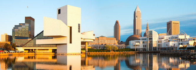 Obraz premium Skyline z portu o zachodzie słońca, Cleveland, Ohio, USA