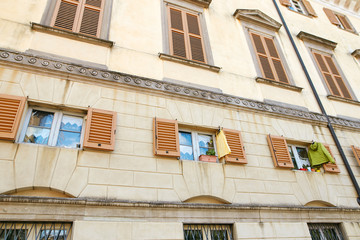Obraz premium Bergamo, Italy. View of a tall ancient building with large windows.