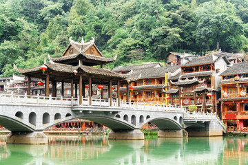 Obraz premium Bridge and traditional Chinese riverside buildings, Fenghuang