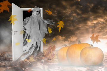Geist schwebt zu Halloween durch eine Tür