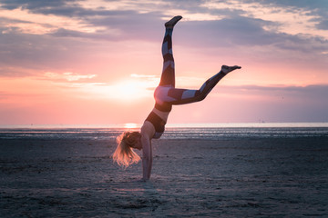 Gymnastik am Strand
