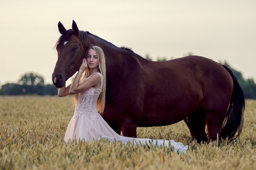 Frau mit Pferd im Kornfeld