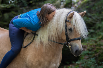 Frau k&uuml;sst Pferd