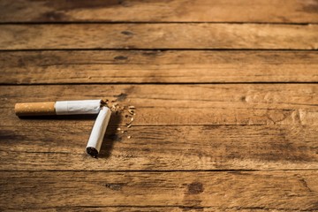 Zerbrochene Zigarette mit Tabak