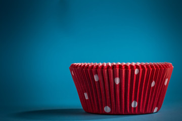 rote Backförmchen für Muffins aus Papier blauer Hintergrund