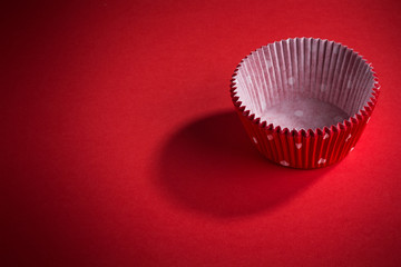 rote Backf&ouml;rmchen f&uuml;r Cup Cakes aus Papier roter Hintergrund