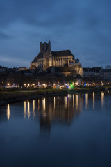 Eglise Saint-Etienne et l'Yonne à Auxerre de nuit