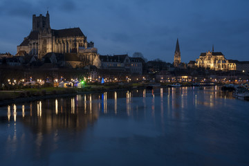 Fototapeta na wymiar Auxerre et l'Yonne de nuit