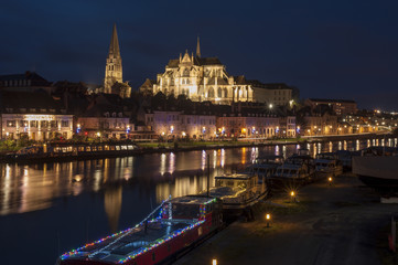 Fototapeta na wymiar Monuments d'Auxerre et l'Yonne de nuit