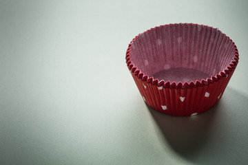 rote Backf&ouml;rmchen Papierf&ouml;rmchen f&uuml;r Cup Cakes pastell gr&uuml;n Hintergrund
