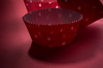 rote Backförmchen für Muffins aus Papier roter Hintergrund