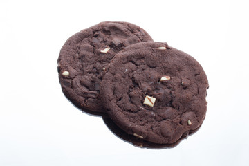 dunkelbrauner Schokoladen Cookie mit weißen Schokoladenstückchen