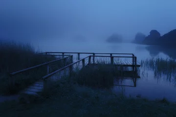 Papier Peint photo Lavable Jetée jetée en bois mystérieuse sur le lac la nuit
